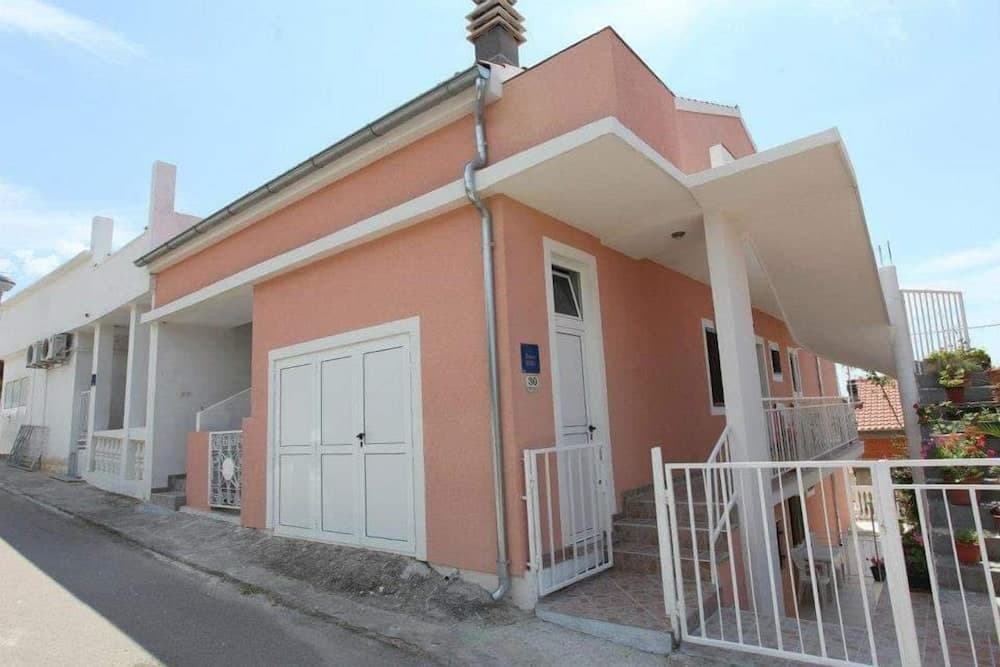 Konaklama yerinin ön cephesi