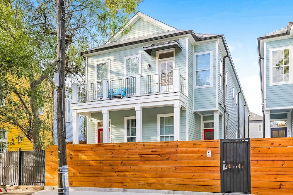 5BR Steps to St. Charles by Hosteeva