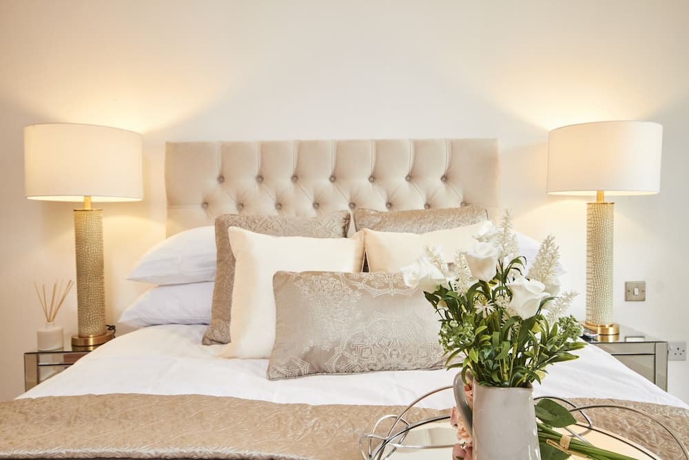 Modern Deluxe Leeds City Apt Balcony View