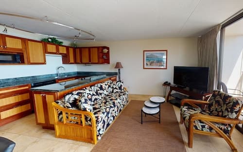 36th Floor Deluxe Ocean View Condo with Free Parking & Wifi