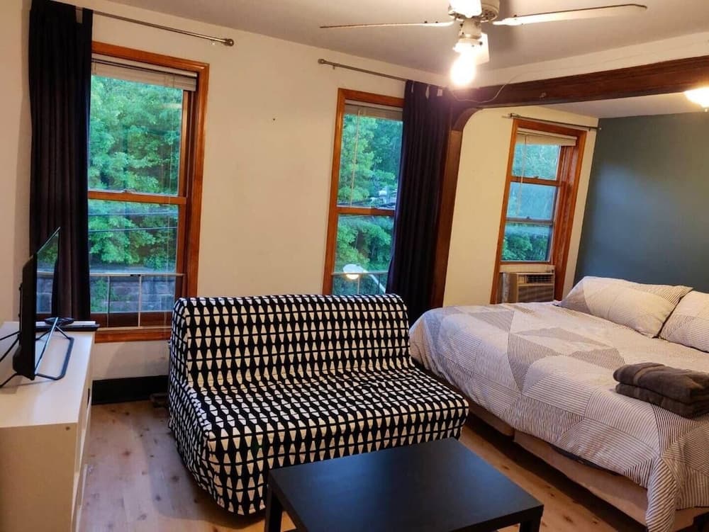 Serene Studio close to NYC. Walk to shops, PATH