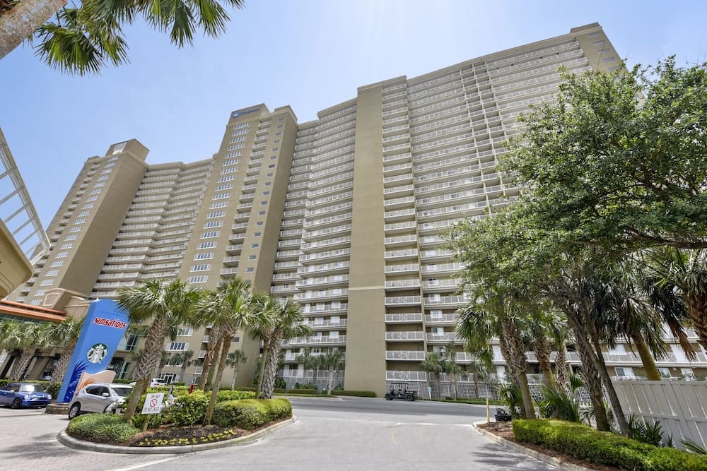 Emerald Beach by Book That Condo