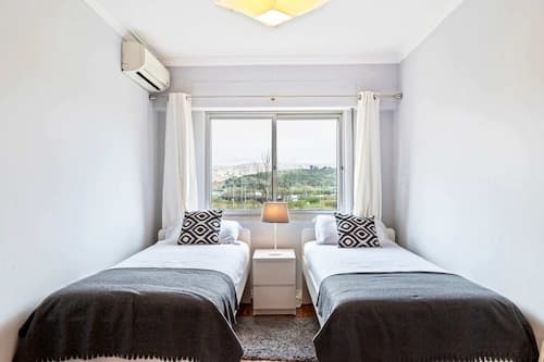Large Contemporary 3 Bedroom Apartment