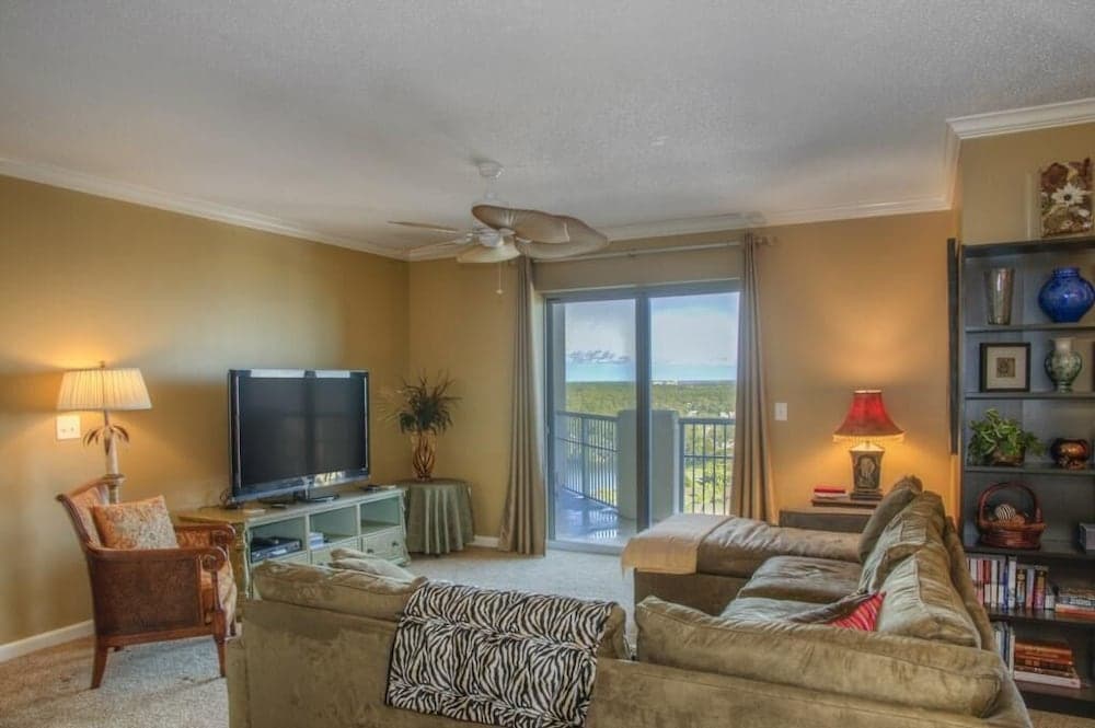 Beautiful and Lavish Ocean-view High Rise!