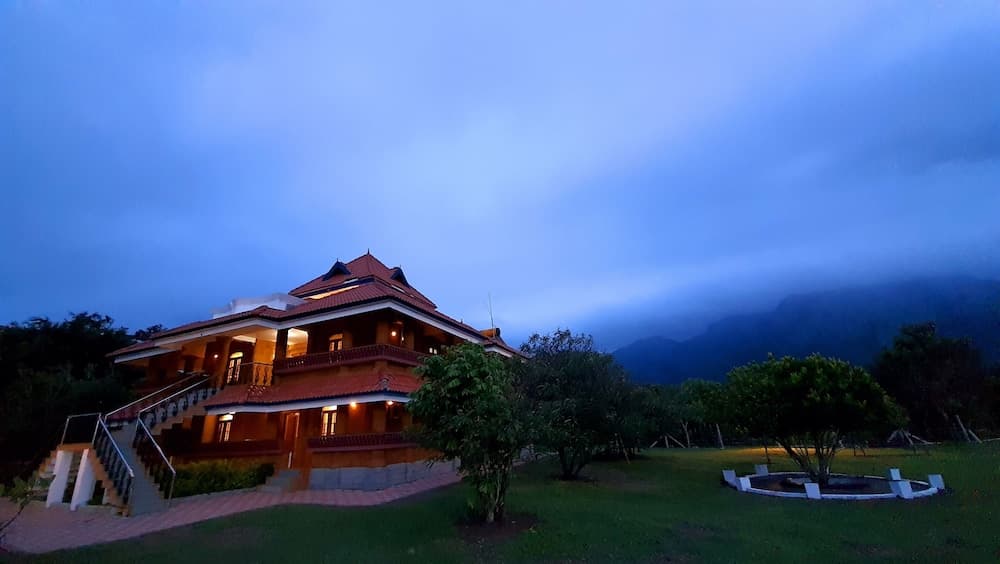 Konaklama yerinin ön cephesi - akşam/gece