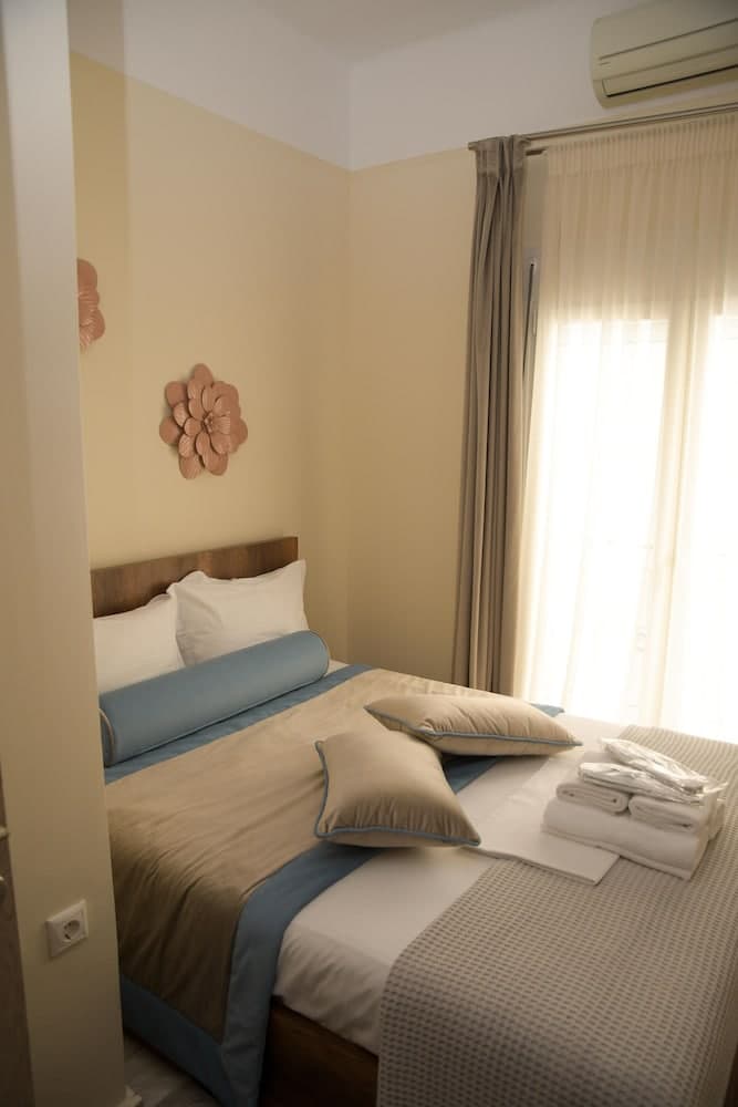 Stata Deluxe Apt Must