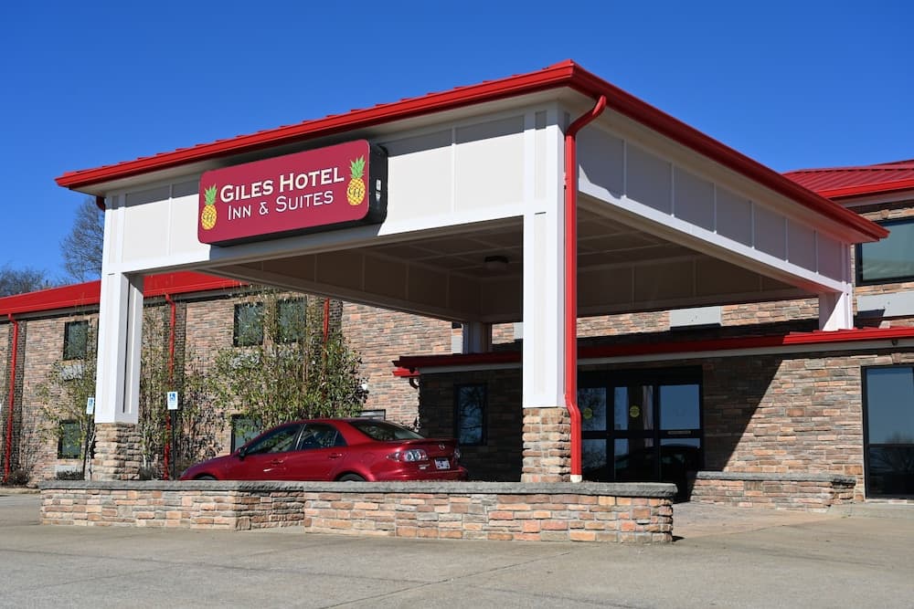 Giles Hotel Inn & Suites