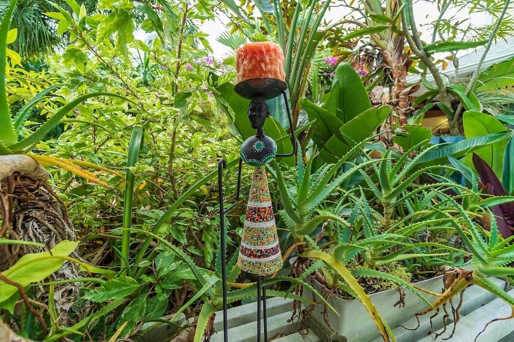 The Secret Garden - The Cottage Near Beach, Shops, Restaurants, Pet Friendly, Close to Lucerne Ave!