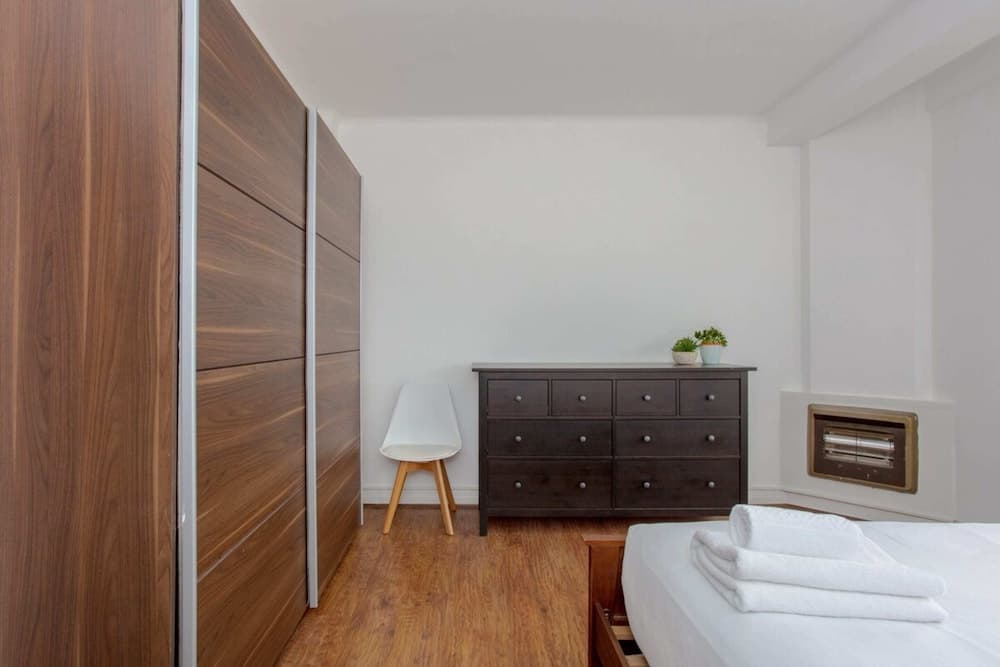 Contemporary 2 Bedroom Flat in Bayswater