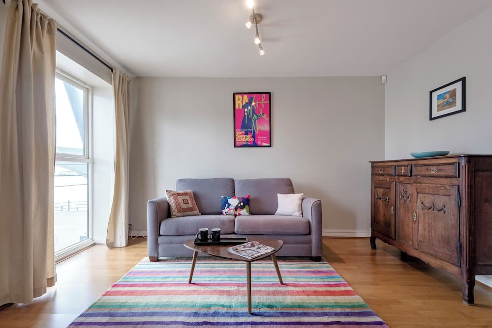 Panoramic Docklands Home With Waterfront Views by Underthedoormat