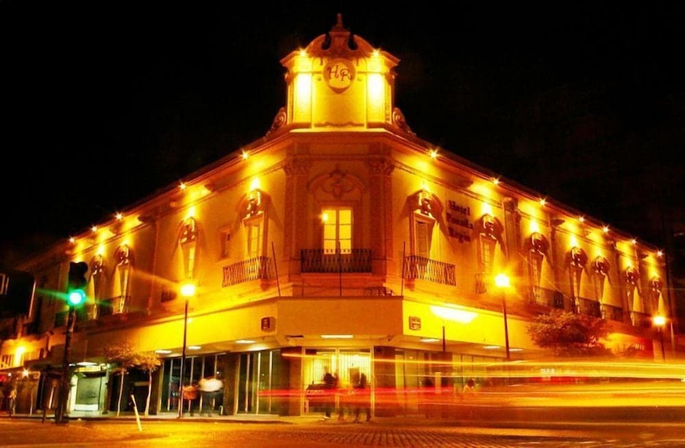 Konaklama yerinin ön cephesi - akşam/gece