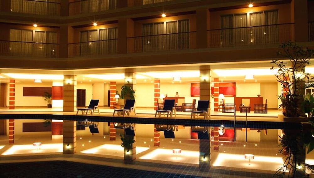 Konaklama yerinin ön cephesi - akşam/gece