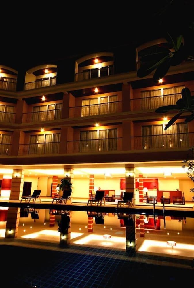 Konaklama yerinin ön cephesi - akşam/gece