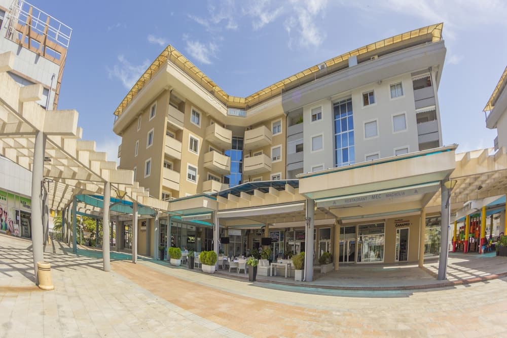 Konaklama yerinin ön cephesi - akşam/gece