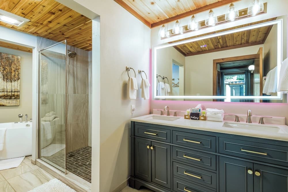 Little Creek Cove Beachfront Resort