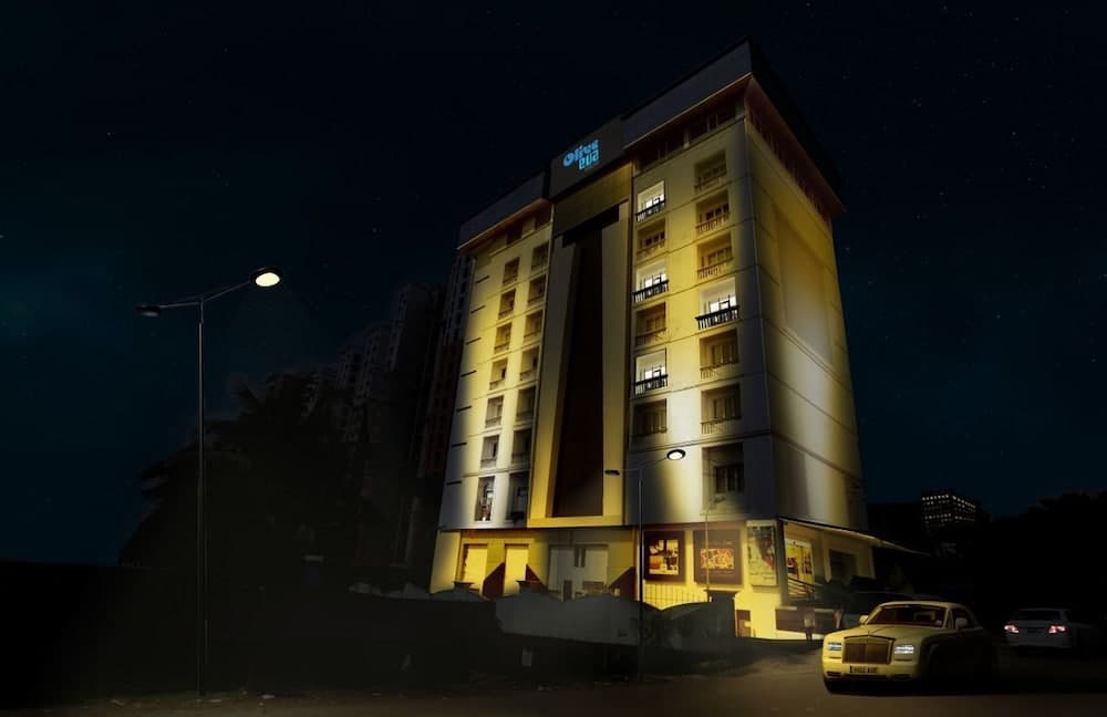 Konaklama yerinin ön cephesi - akşam/gece