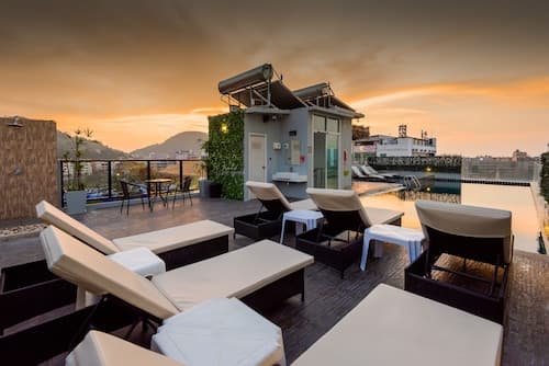 Hallo Patong Hotel - Rooftop Pool - Stunning Mountain Views & OTOP Market