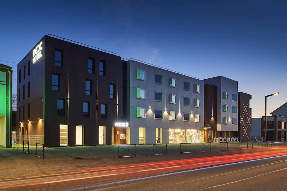 Konaklama yerinin ön cephesi - akşam/gece