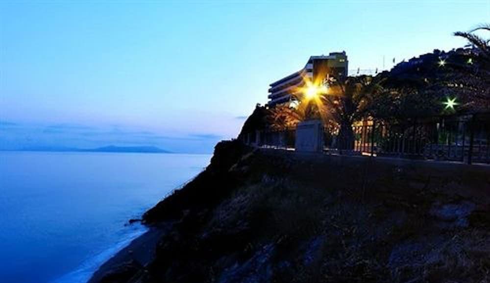 Konaklama yerinin ön cephesi - akşam/gece