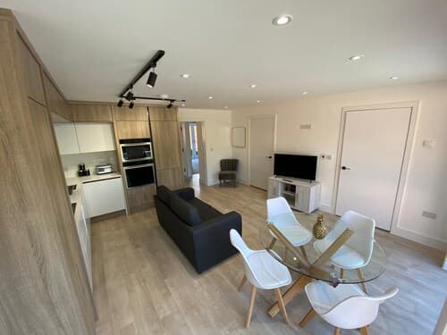 Stylish 2 Bed 2 Bath Flat with Garden