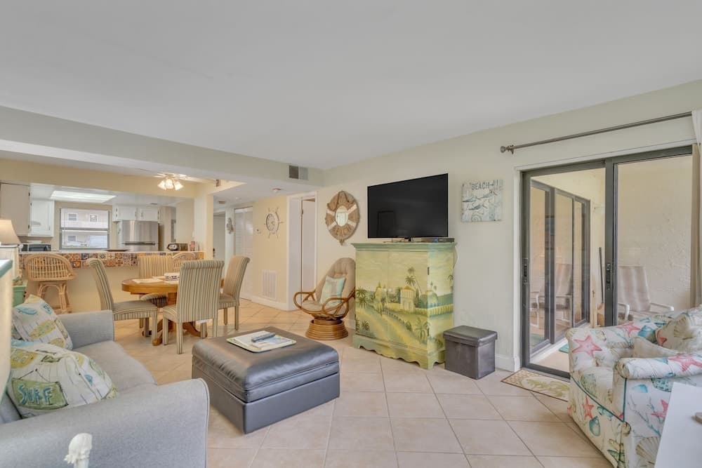 Cute 1br Directly On Beach 1 Bedroom Condo by RedAwning