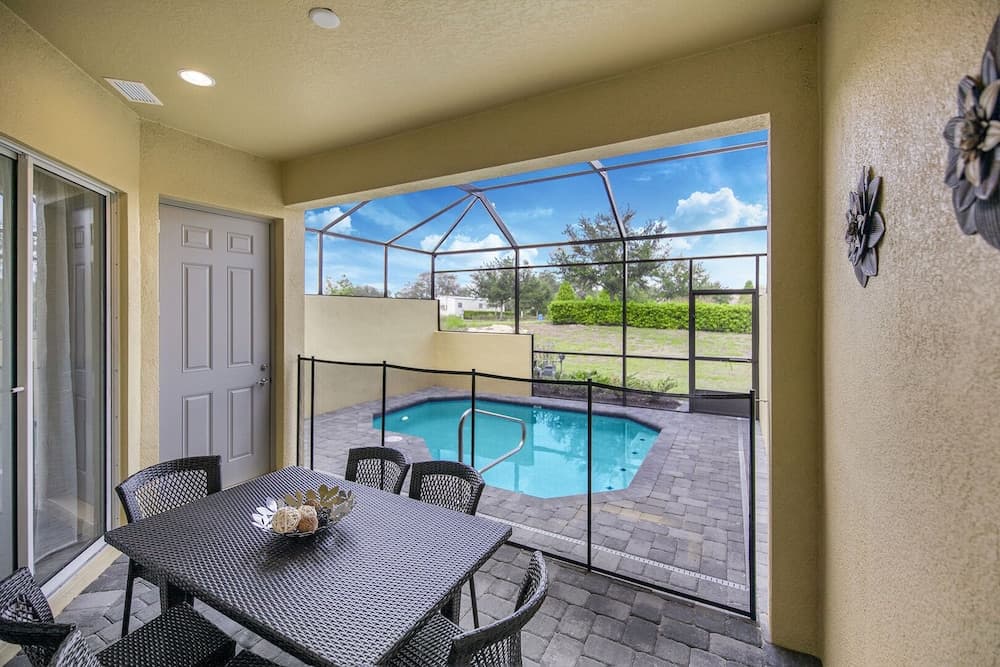 Amazing New 5 Bedroom 4.5 Bathroom TownHome with Pvt Pool and Amenities Included