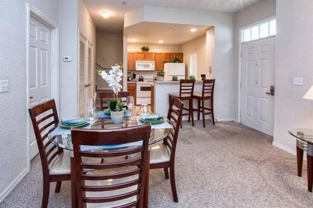Great location 4Bed 3bth Townhouse with kids themed room