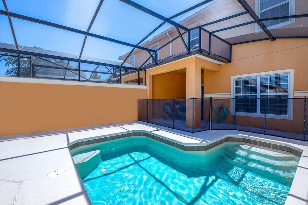 Contemporary 4 Bed 3 Bath Town Home With Upgrades, Private Pool i Close to Disney, Shopping