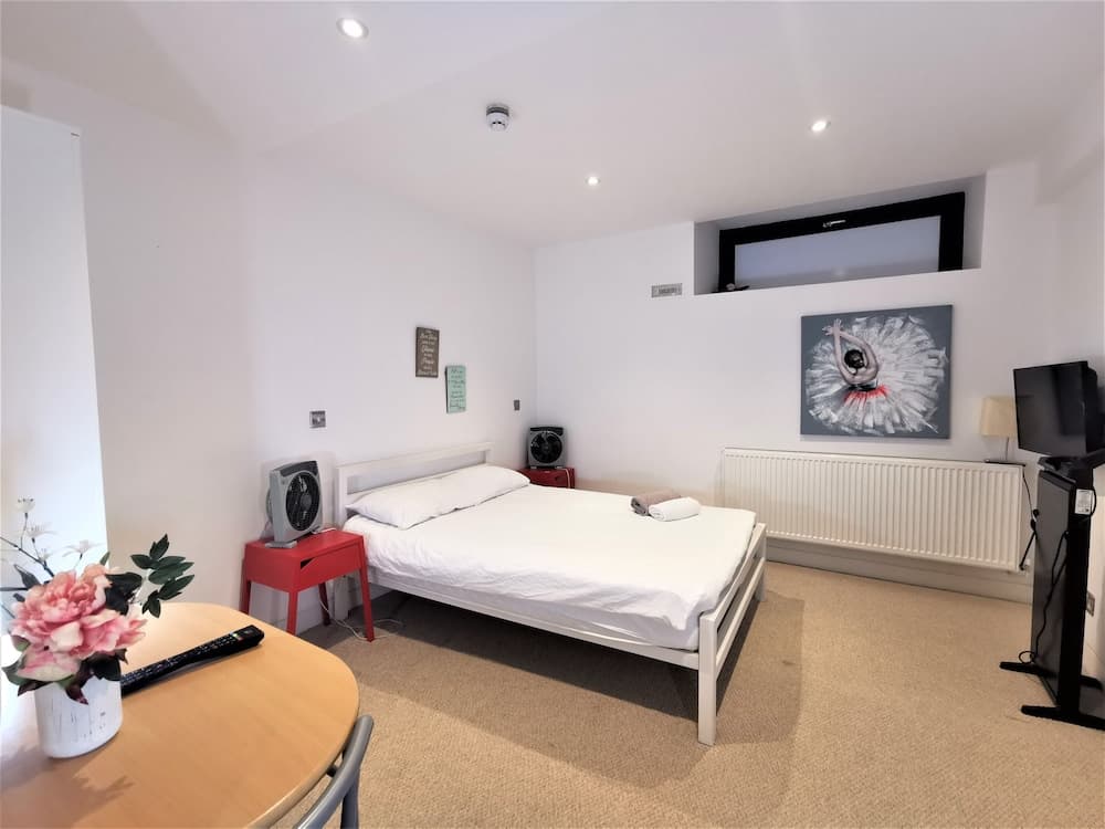 Spacious Double Room with en-suite - 2c