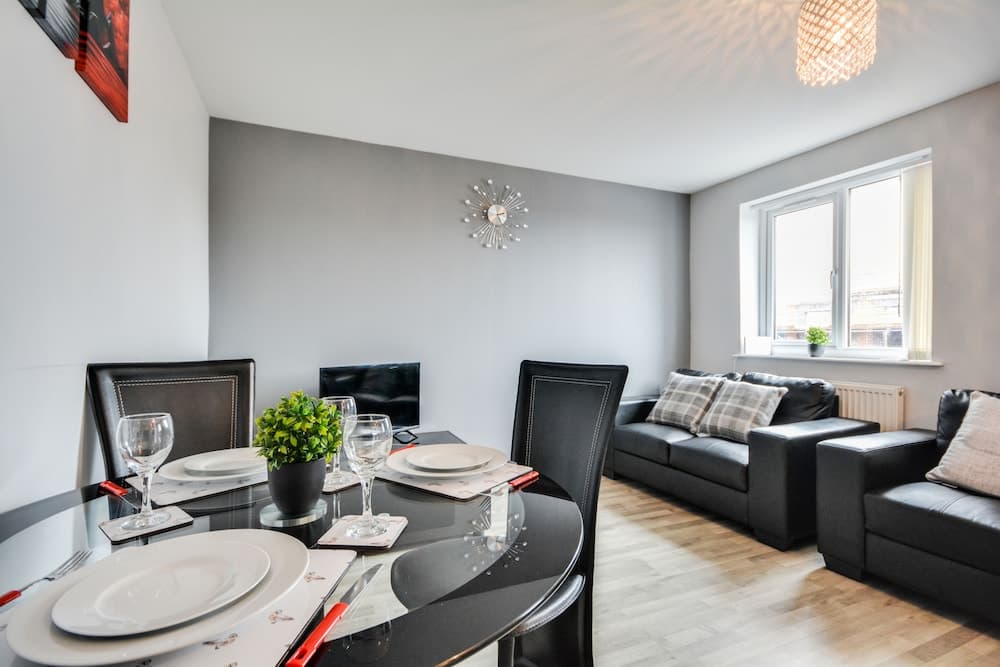 Cosy 2 Bedroom Apartment with Parking