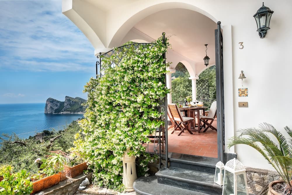 Medusa and the Seahorse Villa