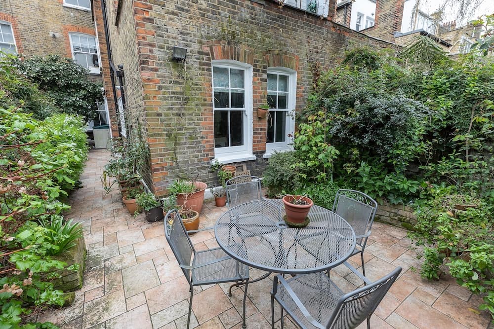 JOIVY 2 Bed Flat With Garden Next to Battersea Park!