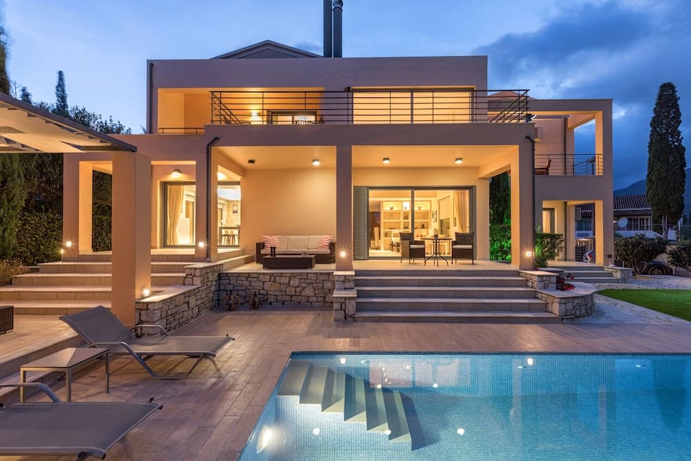 Konaklama yerinin ön cephesi - akşam/gece