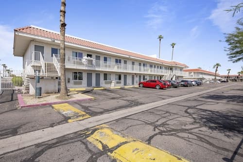 Super 8 by Wyndham Phoenix West