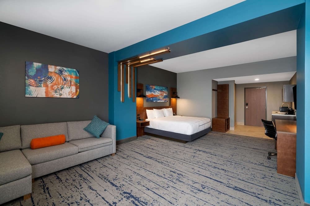 La Quinta Inn & Suites by Wyndham Louisville NE/Old Henry Rd