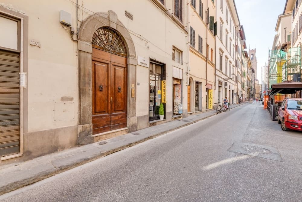 Piazza Santa Croce Design Apartment with Balcony