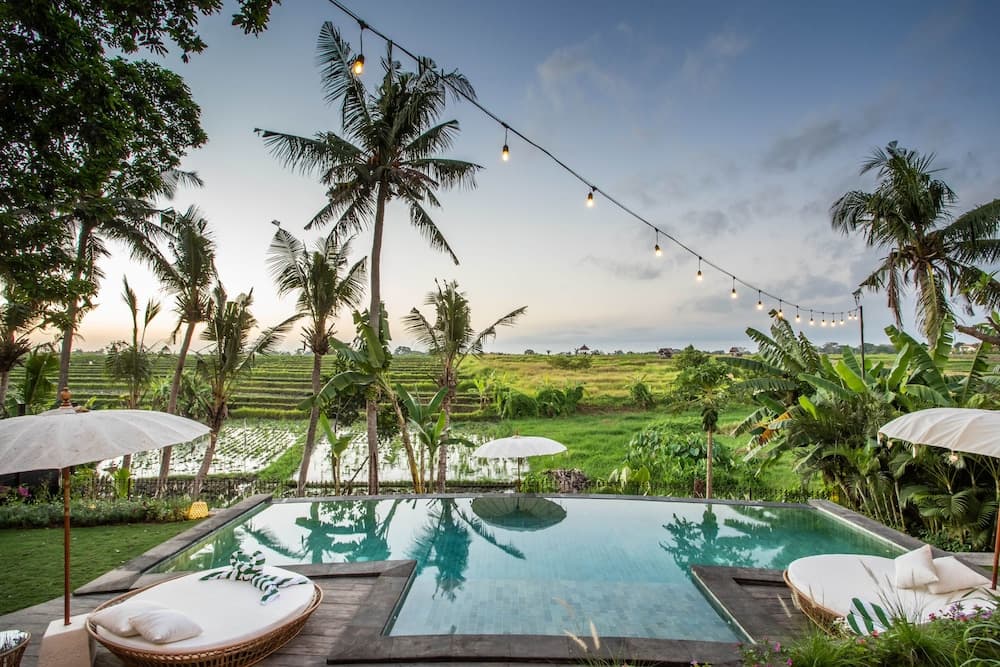 Majestic Private Villa, 6 BR, Canggu With Staff