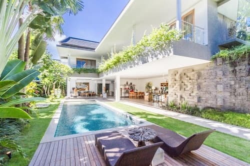 Colorful Private Villa 3 BR, Seminyak With Staff