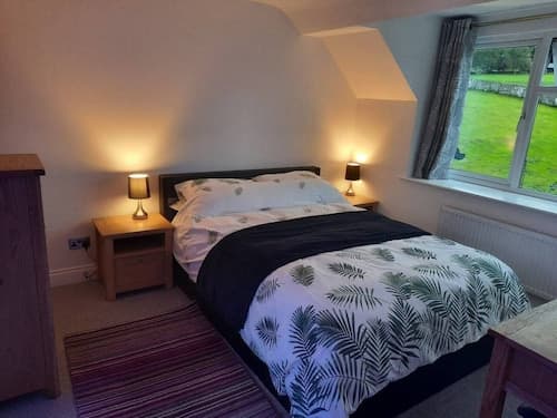 3 Bed Barn - Sleeps up to 6 - Parking - Wifi