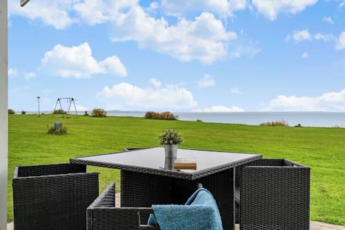 Charming 2-bedroom 12H Ocean Retreat, Summerhouse