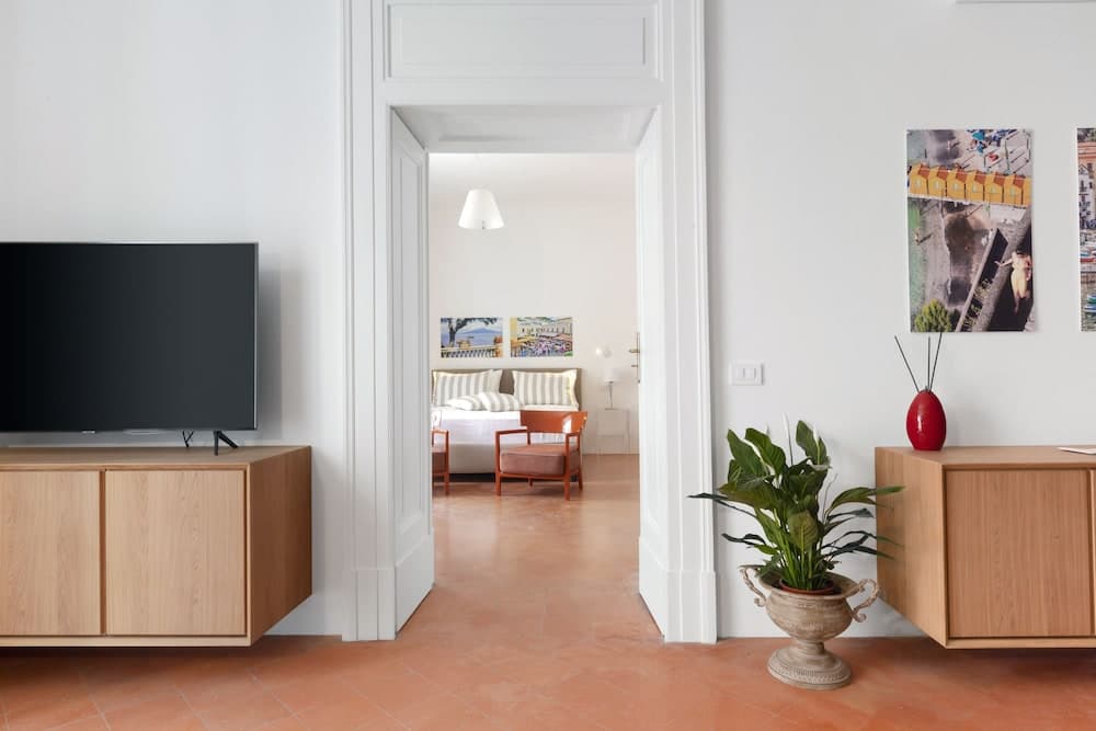 Deluxe Home in Sorrento Old Town with Balconies