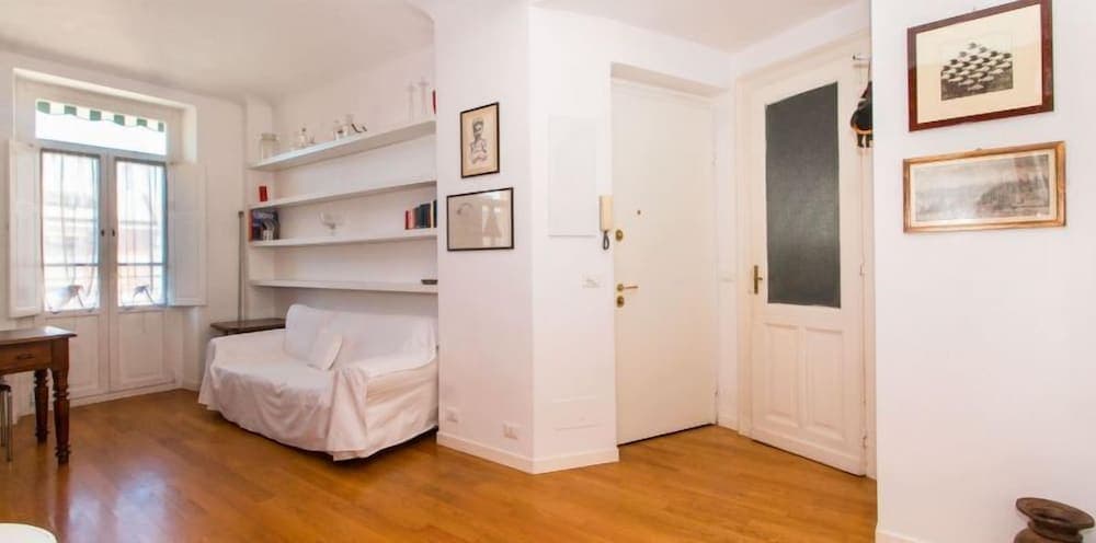 Pozzo Strada Bright Apartment - with Balconies