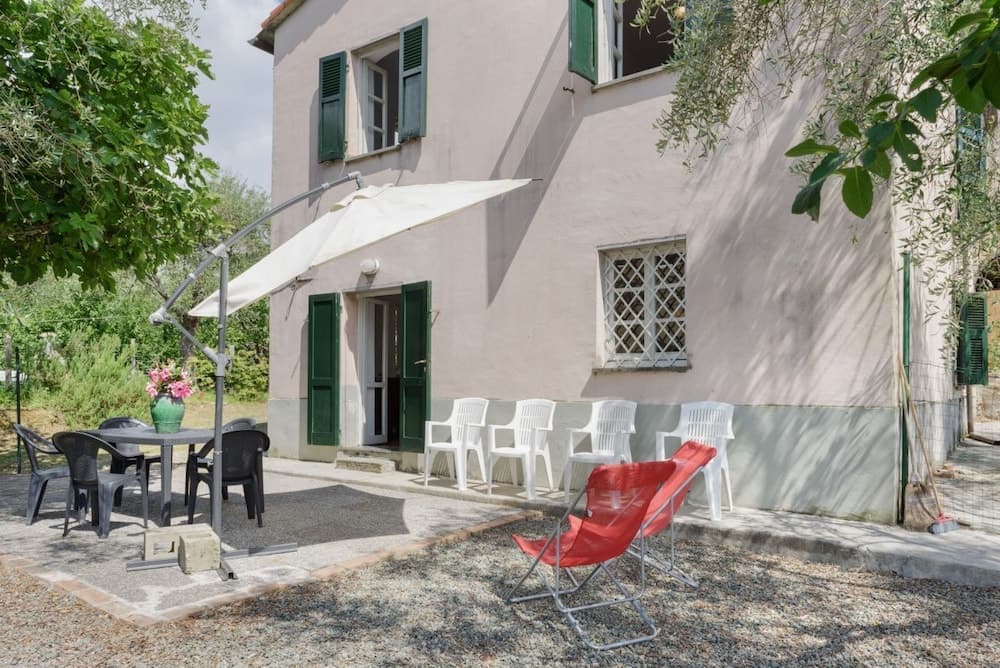 Villetta immersa nel verde con due posti auto