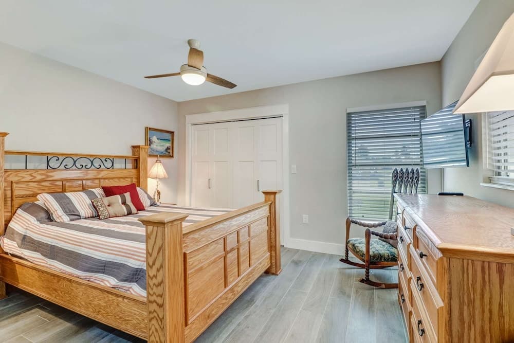 4836/4838 Esplanade St B-pool