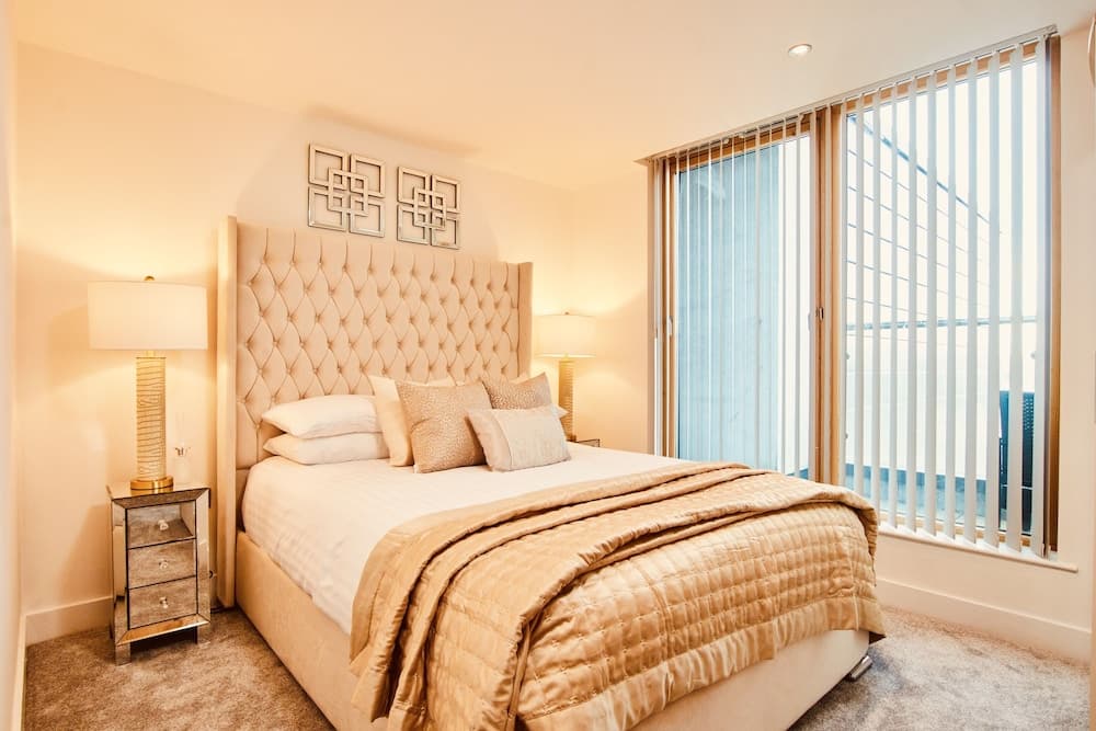 King Deluxe City Apt, Balcony View & Free Parking!