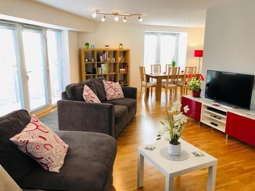 Remarkable 2 Bed Apartment in Edinburgh