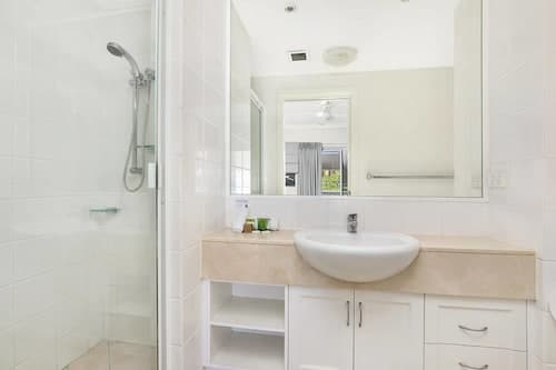 2BR Coolum Beach Rooftop Terrace Spa Tennis Pool