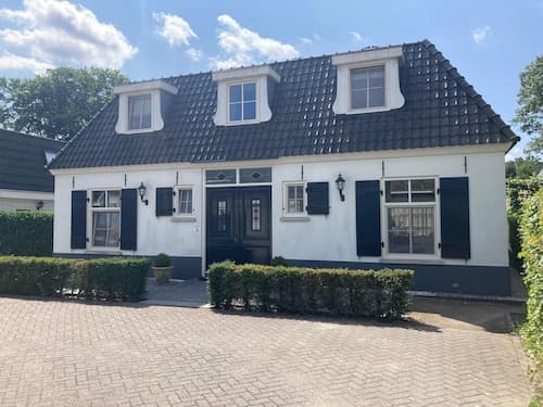 Great Holiday Home at the Efteling with Heated Swimming Pool & Hot Tub