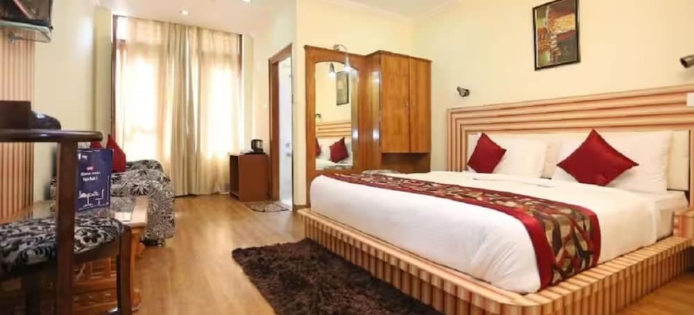 Goroomgo Moon Nainital