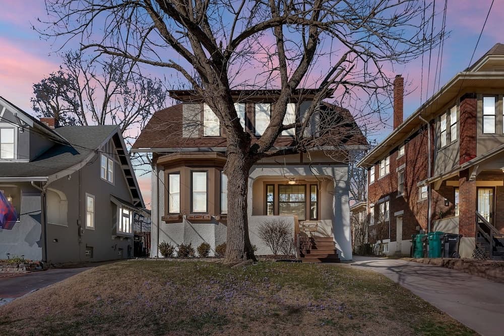Oakley Square 3br Charmer - Total Walkability 3 Bedroom Home by RedAwning